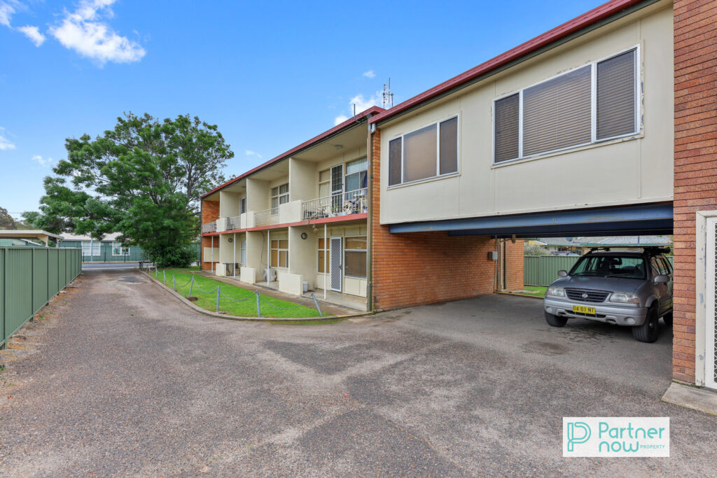 2/11 Petra Avenue, Tamworth - Image 1